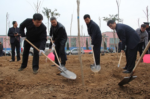 春季義務(wù)植樹忙      領(lǐng)導(dǎo)帶頭加油干